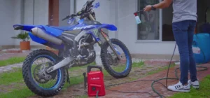 como lavar una moto con hidrolavadora